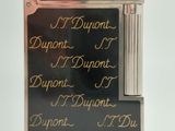 un briquet noir et doré, orné d'une inscription dorée