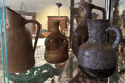 de nombreux vases exposés dans une vitrine