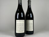 deux bouteilles de vin posées l'une à côté de l'autre sur une table