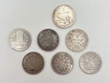 six types de pièces différents sur une surface blanche