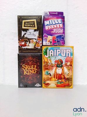 trois DVD posés sur une table