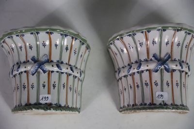 une paire de vases décoratifs ornés de motifs bleus et verts