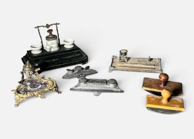 un grand nombre d'objets anciens posés sur une table