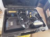 une trousse à outils dans une mallette posée sur une table