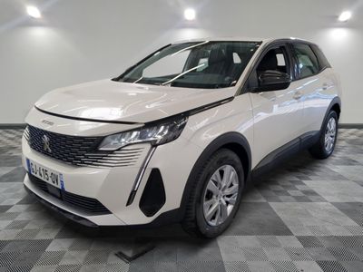 la voiture blanche est garée dans la pièce au sol en damier