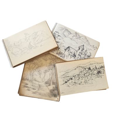 plusieurs vieux livres illustrés, empilés les uns sur les autres