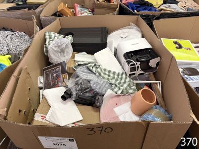 une boîte en carton remplie d'objets posés sur le sol
