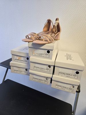Lot de 8 paires de chaussures couleur champagne velours JOALICE d...