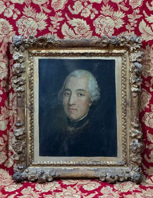 un vieux tableau représentant un homme vêtu d'un manteau noir et aux cheveux blancs