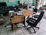 un bureau avec une chaise et un ordinateur dessus