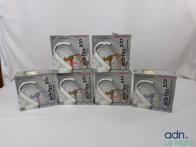 quatre boîtes de manettes de jeu Nintendo Wii posées sur un lit