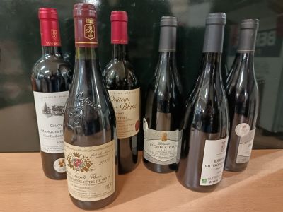 de nombreuses bouteilles de vin posées sur une table