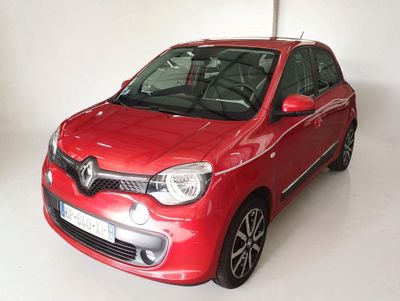 la photo d'une voiture rouge garée dans un garage