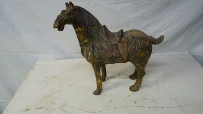 une statue de cheval posée sur une table