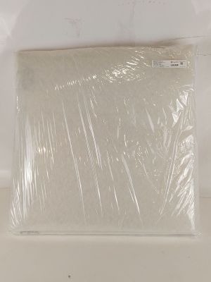 un sac de film alimentaire posé sur une table