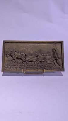 plaque en laiton représentant une calèche tirée par des chevaux, avec un homme à bord