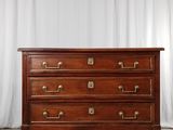 une commode ancienne en acajou avec des poignées en laiton