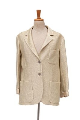La veste est en laine et comporte des boutons sur le devant.