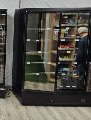Armoire réfrigérée SEDA trois portes vitrées.