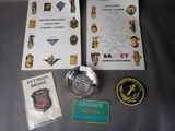 plein de badges et un livre posés sur une table