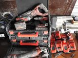 un grand nombre d'outils posés sur une table