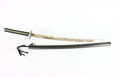 deux sabres de samouraï posés sur une surface blanche, avec un manche noir