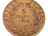 gros plan d'une pièce de monnaie sur fond blanc