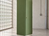 une grande armoire verte au milieu d'une pièce