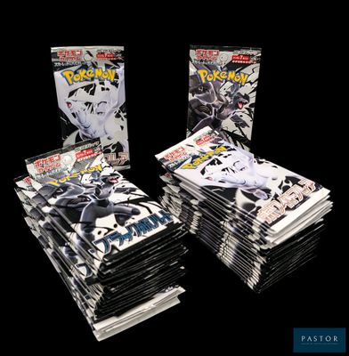 Deux paquets de cartes à collectionner Pokémon sont empilés l'un sur l'autre