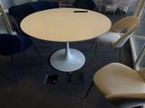 plusieurs chaises et une table dans une pièce dotée d'une grande fenêtre