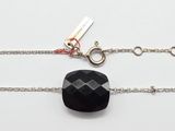 Collier composé d'une pierre d'onyx noir facettée montée sur une chaîne en argent