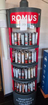 un présentoir rempli de canettes de bière dans un magasin