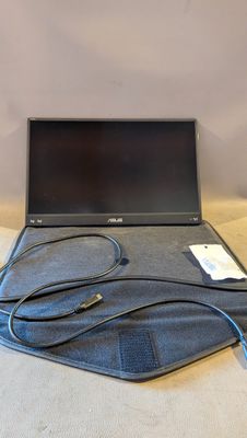 un ordinateur portable posé sur une couverture bleue