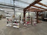 une grande pièce avec de nombreuses étagères et tables