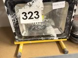 une caisse de bananes posée sur une étagère dans un magasin