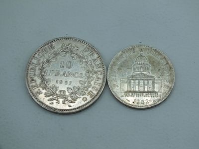 deux pièces d'argent, dont l'une a la même taille que l'autre