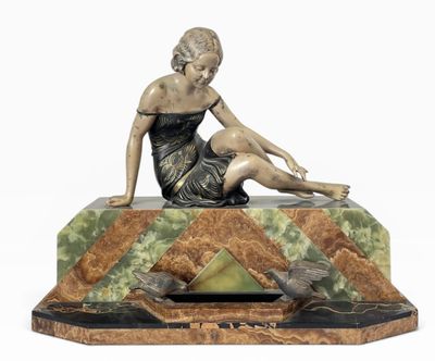 statue d'une femme assise sur un socle en marbre vert et marron