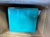 une boîte bleue qui se trouve à l'intérieur d'une boîte en carton