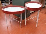 deux tables posées à même le sol dans la pièce