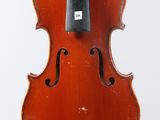 un vieux violon avec un archet sur fond blanc