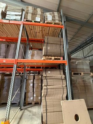 une grande quantité de cartons sur les étagères de l'entrepôt