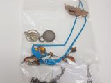 un sac d'objets assortis posé sur une table
