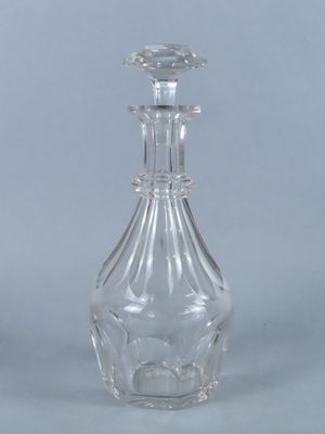 une bouteille en verre transparent munie d'un bouchon