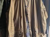 un manteau suspendu à un portant dans une pièce
