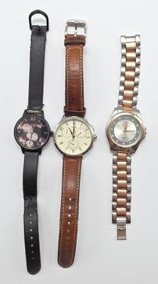 trois montres différentes sont posées sur une surface blanche, sur fond blanc