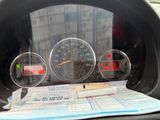 une photo du tableau de bord d'une voiture sur lequel figurent de nombreuses informations