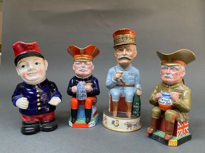 cinq figurines représentant différentes personnes assises sur des tabourets