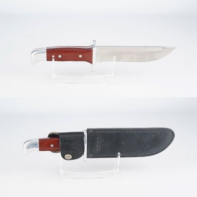 deux types de couteaux différents exposés sur une table