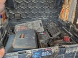 un homme tenant une mallette contenant des outils