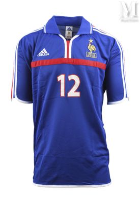 un gros plan sur un maillot de football portant le numéro 12